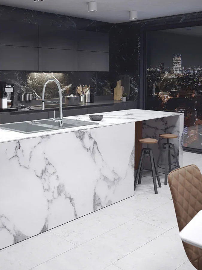 Encimera de mármol natural elegante instalada en cocina moderna